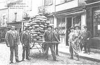  1906 1907 novembre a fevrier greve de Fougeres soupes communistes distribution de pains_new.jpg 